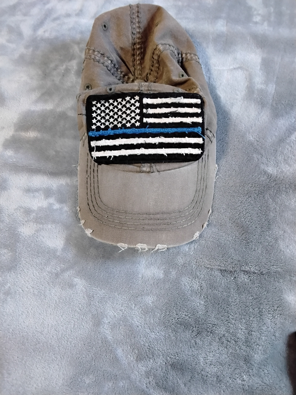Vintage-Inspired Gray Men’s Baseball Cap with Thin Blue Line Flag Patch